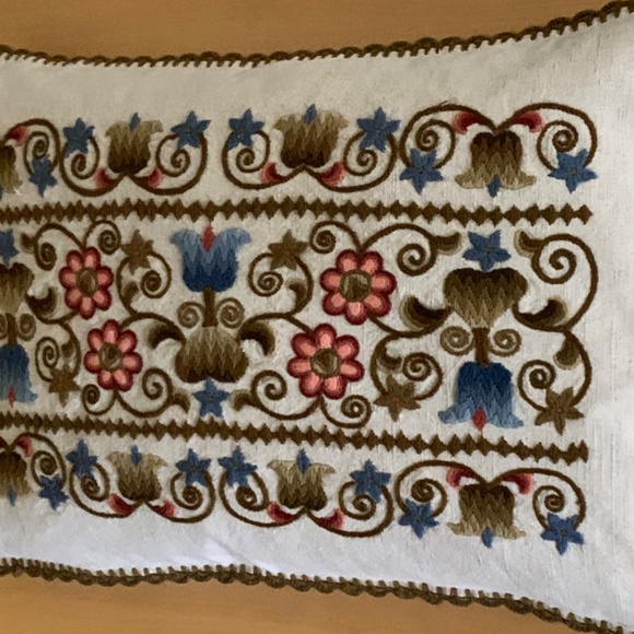 Pillow Oblong Richly Embroidered - Picture 8 of 9